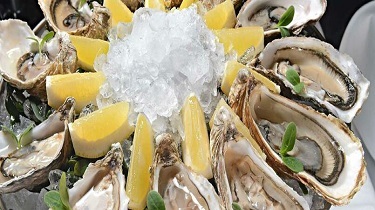 Austernessen - wie man Austern isst und öffnet - ohne die Frucht zu verletzen.