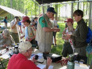 Will observes John, K4KBB, tuning the radio. Murray passing out stickers to the Boy Scouts while Dave, KV4CN, make N4S contacts. 