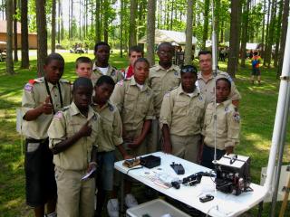 Dave, K4KDP, with another group of Scouts.     (K4KDB photo)