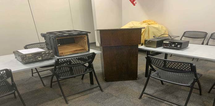 A room with a table and chairs

Description automatically generated